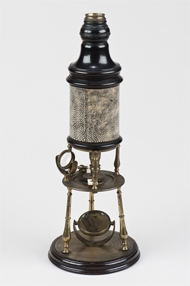 Microscpio composto com estojo em madeira, 1738