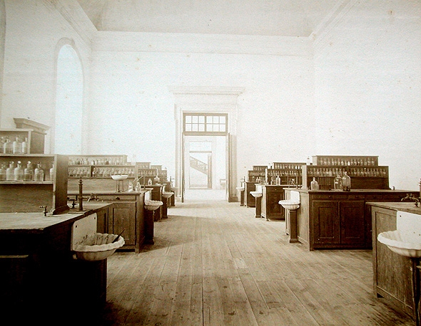 Interior do primeiro laboratrio, albumina A. Bobone, 1899, Dpt. Antropologia, FCTUC